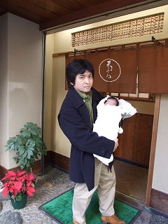 天ぷらやの入口にて
